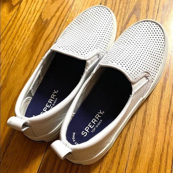 Sperry Shoes - LIKE NEW Sperry Crest Twin Gore Perforated Sneaker- White Ladies Size 7